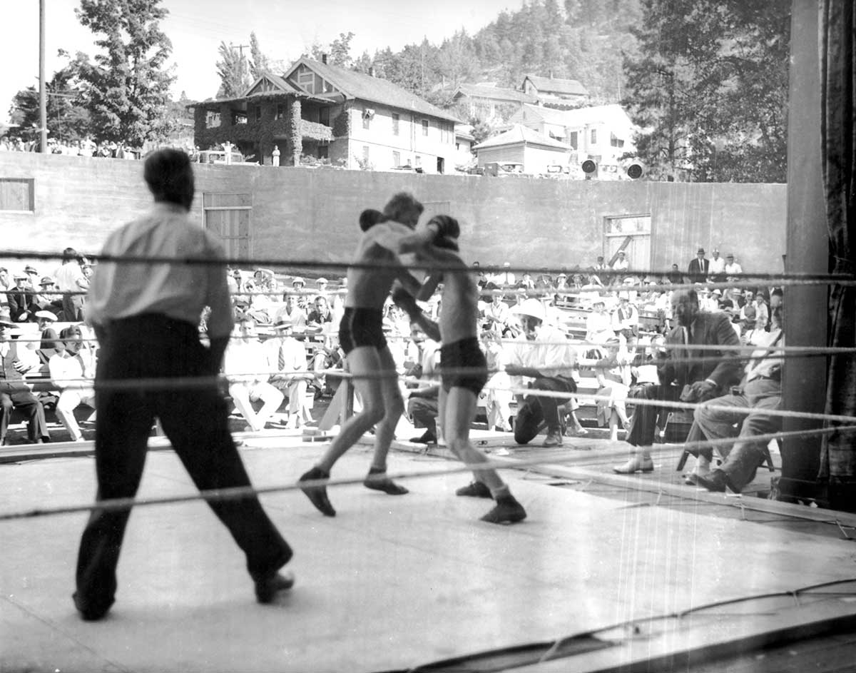 1935 boxing match before the shows